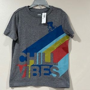 🟡 OLD NAVY Gray Boys Graphic T-Shirt. NWT. Size Small, 6-7.